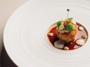Gourmetgericht auf einem weissen Teller mit kunstvoller Präsentation.