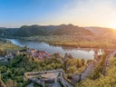 Panorama der Ruine Dürnstein mit Donautal bei Sonnenuntergang.