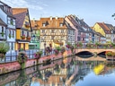 Malerische Fachwerkhäuser an einem Kanal mit Brücke in einer Altstadt.