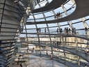 Innenansicht der Glaskuppel mit Besuchern auf spiralförmigen Wegen.