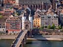 Luftaufnahme der Alten Brücke und Stadtansicht in Heidelberg.