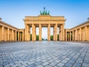 Brandenburger Tor in Berlin an einem klaren Tag.