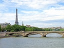 Eiffelturm hinter Brücke über die Seine in Paris.