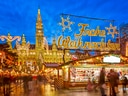 Weihnachtsmarkt mit Lichterdekoration und Rathaus im Hintergrund.