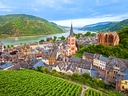 Luftaufnahme von Bacharach am Rhein mit Weinbergen und Kirche.