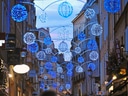 Strasse mit blauen und weissen Weihnachtslichtern in Metz.