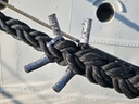 Dicke Ankerleine an einem Schiff befestigt.