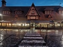 Historische Fischmarkthalle bei Abenddämmerung.