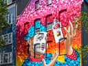 Buntes Wandbild eines Clowns mit Sprühdose.
