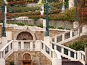 Steintreppe mit Brunnen und dekorativen Geländern.