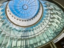 Moderne Glaskuppel mit blauem Himmel.