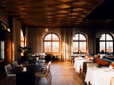Elegantes Restaurant mit grossen Fenstern und Holzdach.