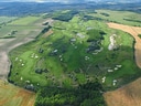 Luftaufnahme eines weitläufigen Golfplatzes inmitten einer ländlichen Landschaft.