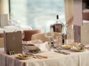 Elegant gedeckter Tisch in einem Restaurant mit Menüs und Gläsern.