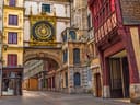Historische Uhr an einer antiken Gasse in Rouen.