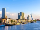 Stadtansicht von Rotterdam mit Brücke und modernen Gebäuden.