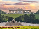 Schlosspark mit Gloriette bei Sonnenuntergang in Wien.