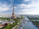 Eiffelturm und Seine mit Stadtansicht in Paris.
