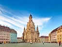 Frauenkirche in Dresden, umgeben von historischen Gebäuden.