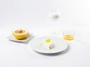 Melone, Glas Milch, Honig, Dessert auf weissem Hintergrund.
