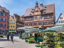 Historisches Rathaus mit Marktständen auf dem Platz.