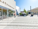Ansicht eines Museumsgebäudes mit moderner Architektur und Aussencafé.