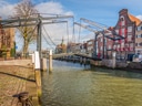 Historische Klappbrücke über Kanal in holländischer Stadt.
