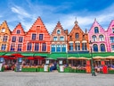 Bunte Giebelhäuser am Marktplatz in Brügge.