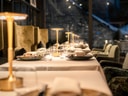 Eleganter Esstisch in einem stilvollen Restaurant mit Kerzenbeleuchtung.