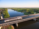 Schiff auf Wasserbrücke über Flusslandschaft bei Sonnenuntergang.
