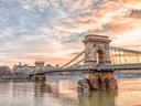 Kettenbrücke über die Donau bei Sonnenuntergang.