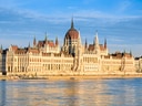 Parlamentsgebäude in Budapest, reflektiert im Wasser.