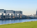 Kranhäuser am Rhein mit Kölner Dom im Hintergrund.