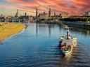 Dampfschiff auf der Elbe in Dresden bei Sonnenuntergang.