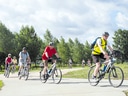 Gruppe von Radfahrern auf einem Weg im Park.