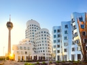 Moderne Gebäude in Düsseldorf bei Sonnenuntergang.