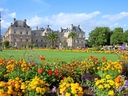 Blumenbeet vor dem Palais du Luxembourg in Paris.