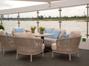 Gartenmöbel auf Terrasse mit Flussblick.