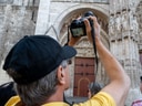 Person fotografiert eine alte Kathedrale.