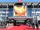 Roter Teppich vor MMC-Gebäude mit Fernsehpreis-Plakat.