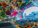 Buntes Markthal-Interieur mit Glasfassade und Deckenmalerei.