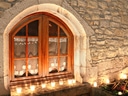 Gemütliches Fenster bei Nacht mit Kerzenbeleuchtung.