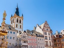 Historische Gebäude und St. Gangolf Kirche im Zentrum von Trier.