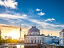 Berliner Dom und Fernsehturm bei Sonnenuntergang.