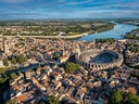 Luftaufnahme einer historischen Stadt mit einem Amphitheater und einem Fluss.