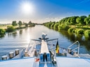 Bug eines Bootes auf einem Fluss bei Sonnenschein.