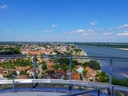 Panorama von Stadt und Fluss von Aussichtspunkt.