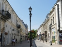 Strassenszene mit historischen Gebäuden und Laternen.