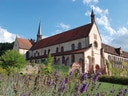 Historisches Klostergebäude mit Lavendel im Vordergrund.