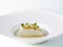Gourmetgericht mit Fisch auf weissem Teller.